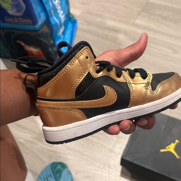 Nike Kids Shoes Black and Gold - Picture 3 of 6